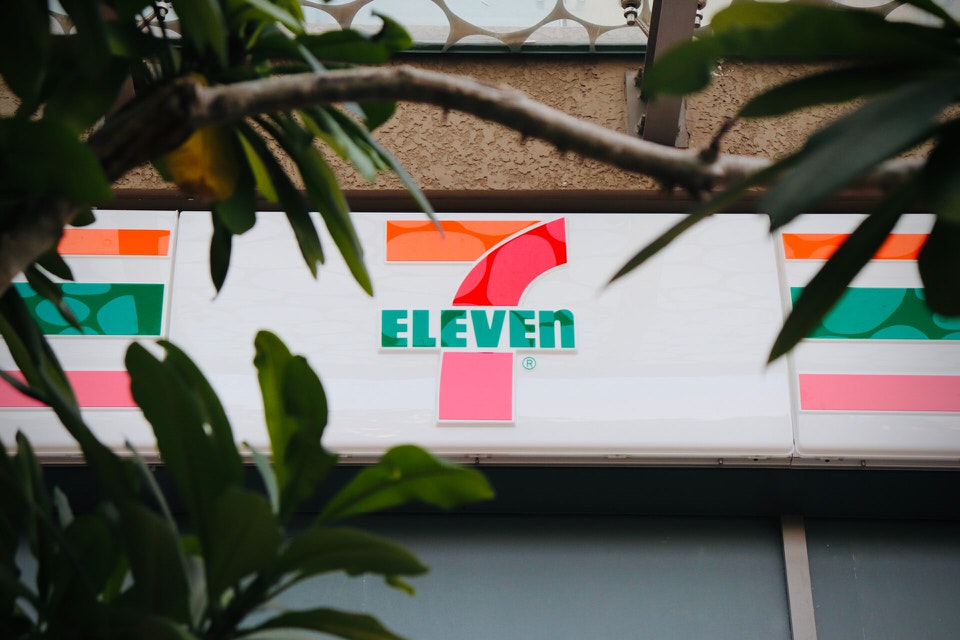 shun's article picture - seven eleven logo $ leaf