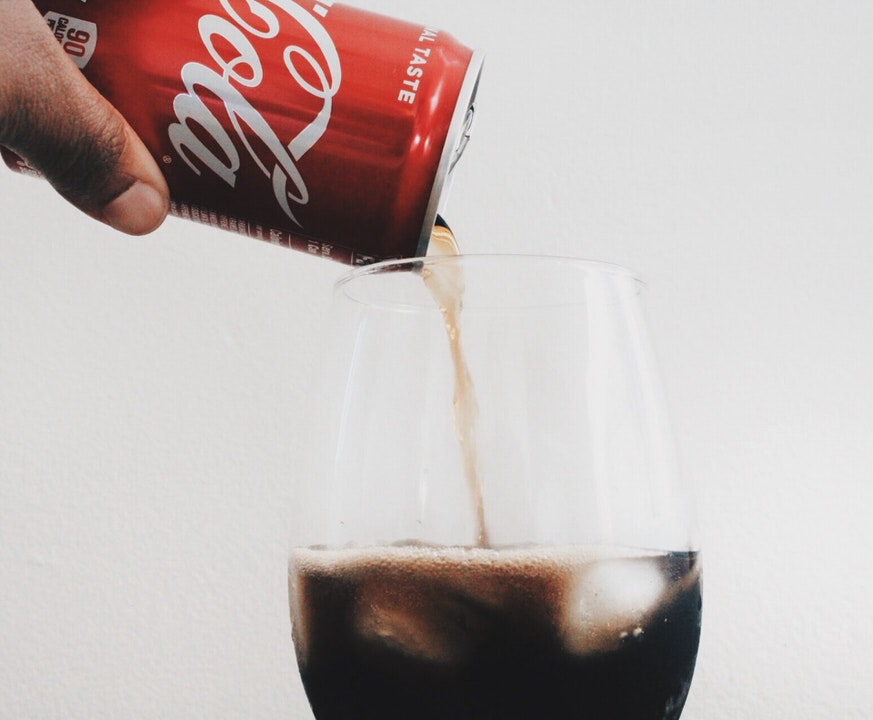 shun's article picture - coca cola pour to glass