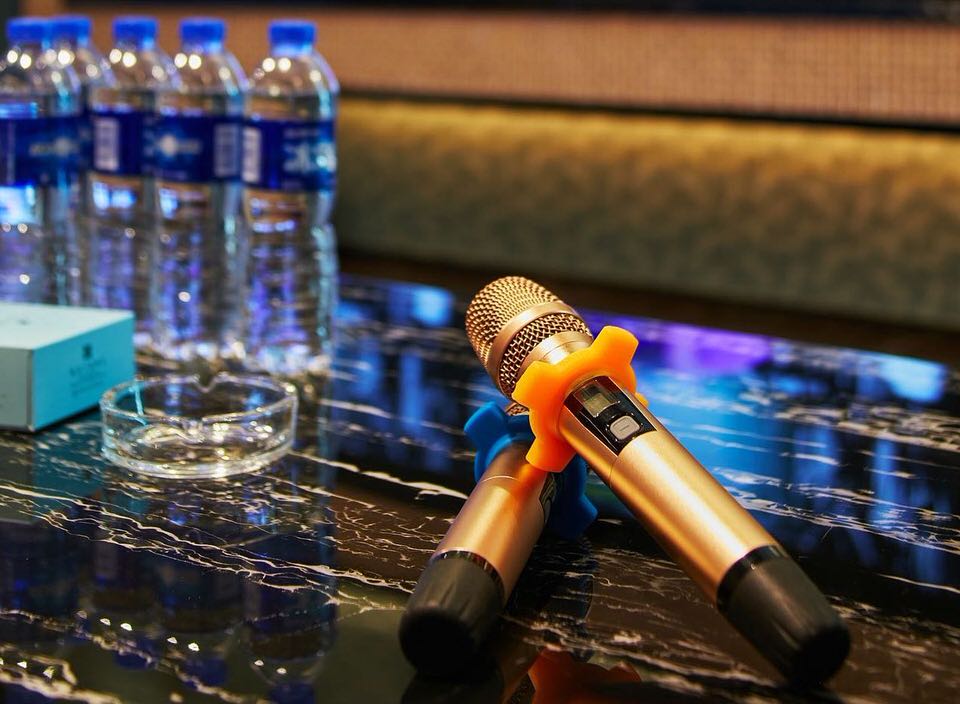 shun's article picture - karaoke room to microphone
