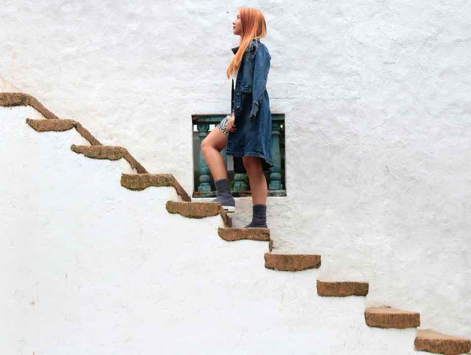 shun's article picture - climbing stairs girl
